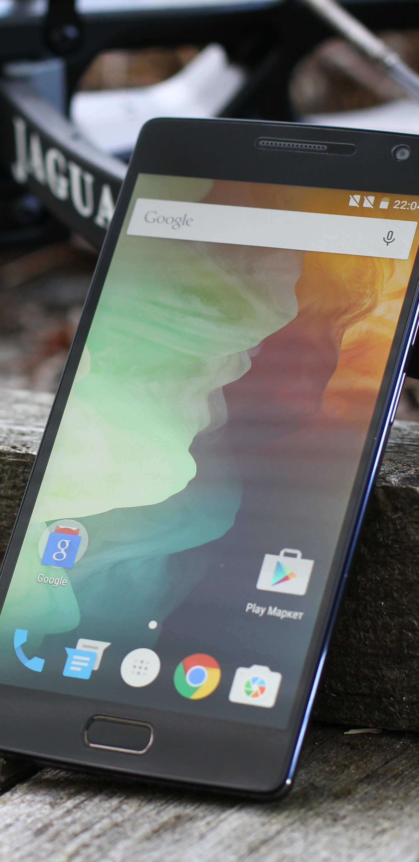 Smartphone Android Samsung Noir Sur Une Surface en Bois Marron. Wallpaper in 1440x2960 Resolution