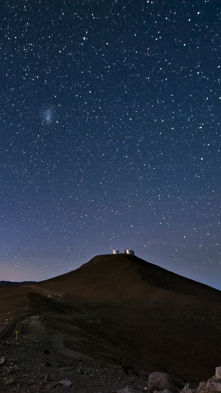 Montaña Marrón Bajo un Cielo Azul Con Estrellas Durante la Noche. Wallpaper in 720x1280 Resolution