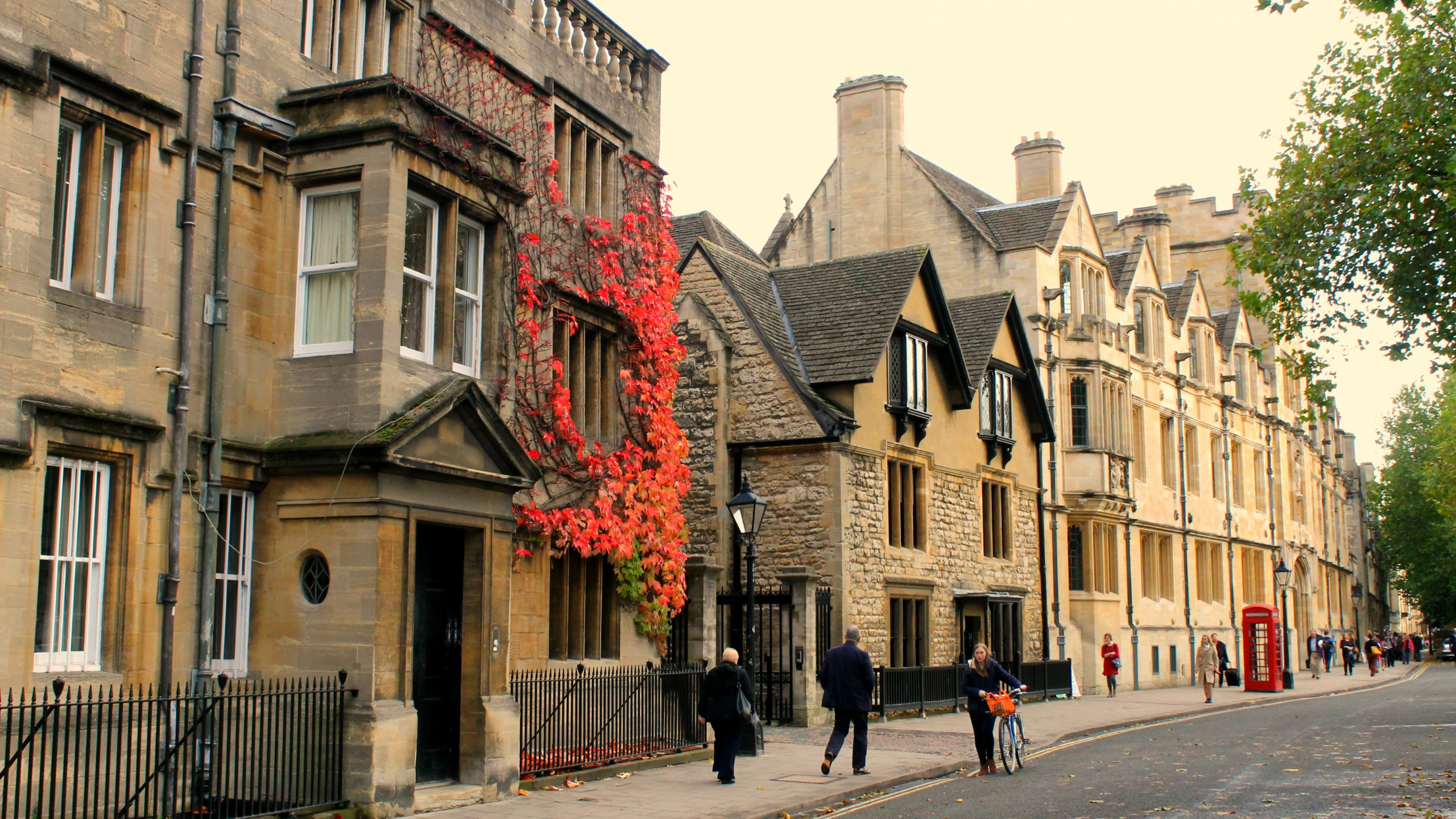 La Gente Caminando en la Acera Cerca Del Edificio de Hormigón Marrón Durante el Día. Wallpaper in 2560x1440 Resolution