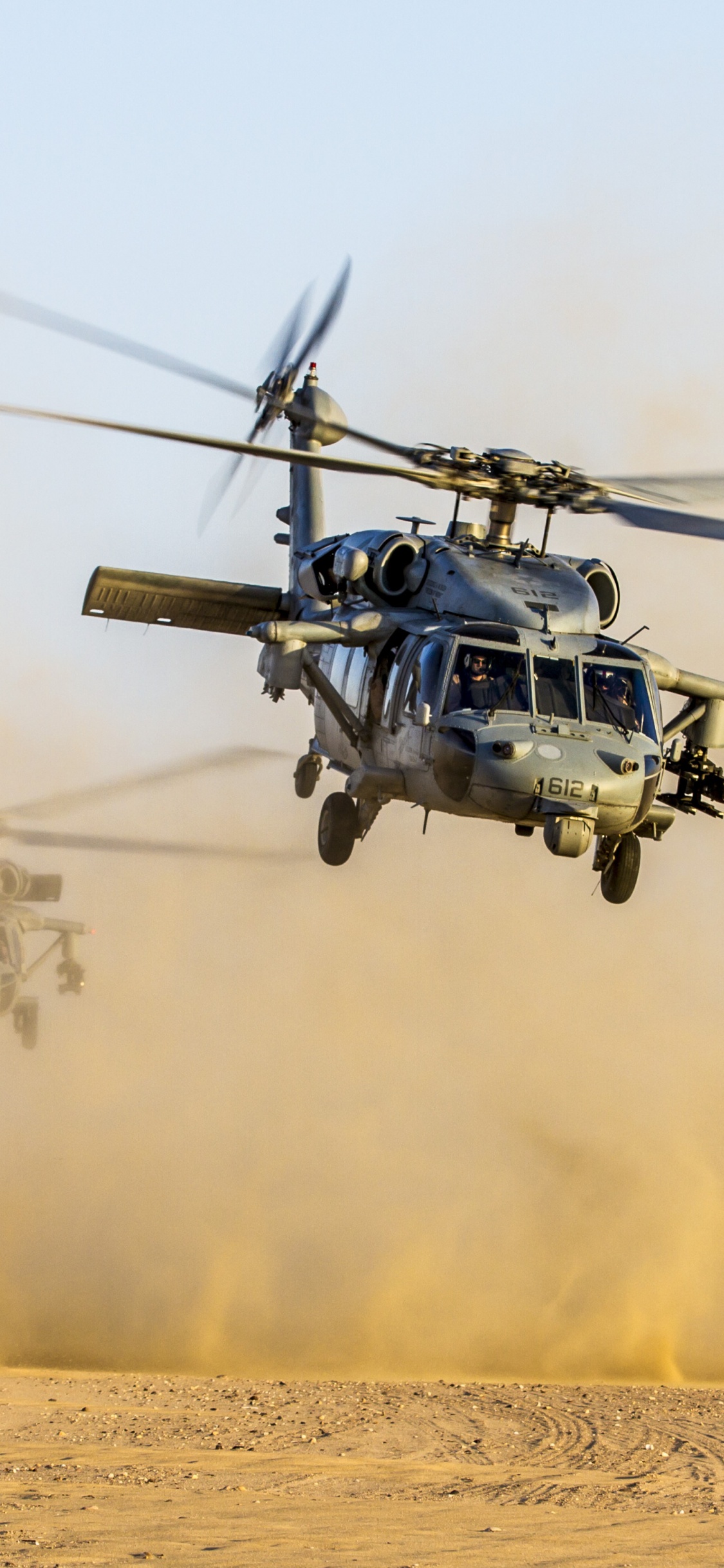 Hélicoptère Noir Survolant Les Nuages Pendant la Journée. Wallpaper in 1125x2436 Resolution