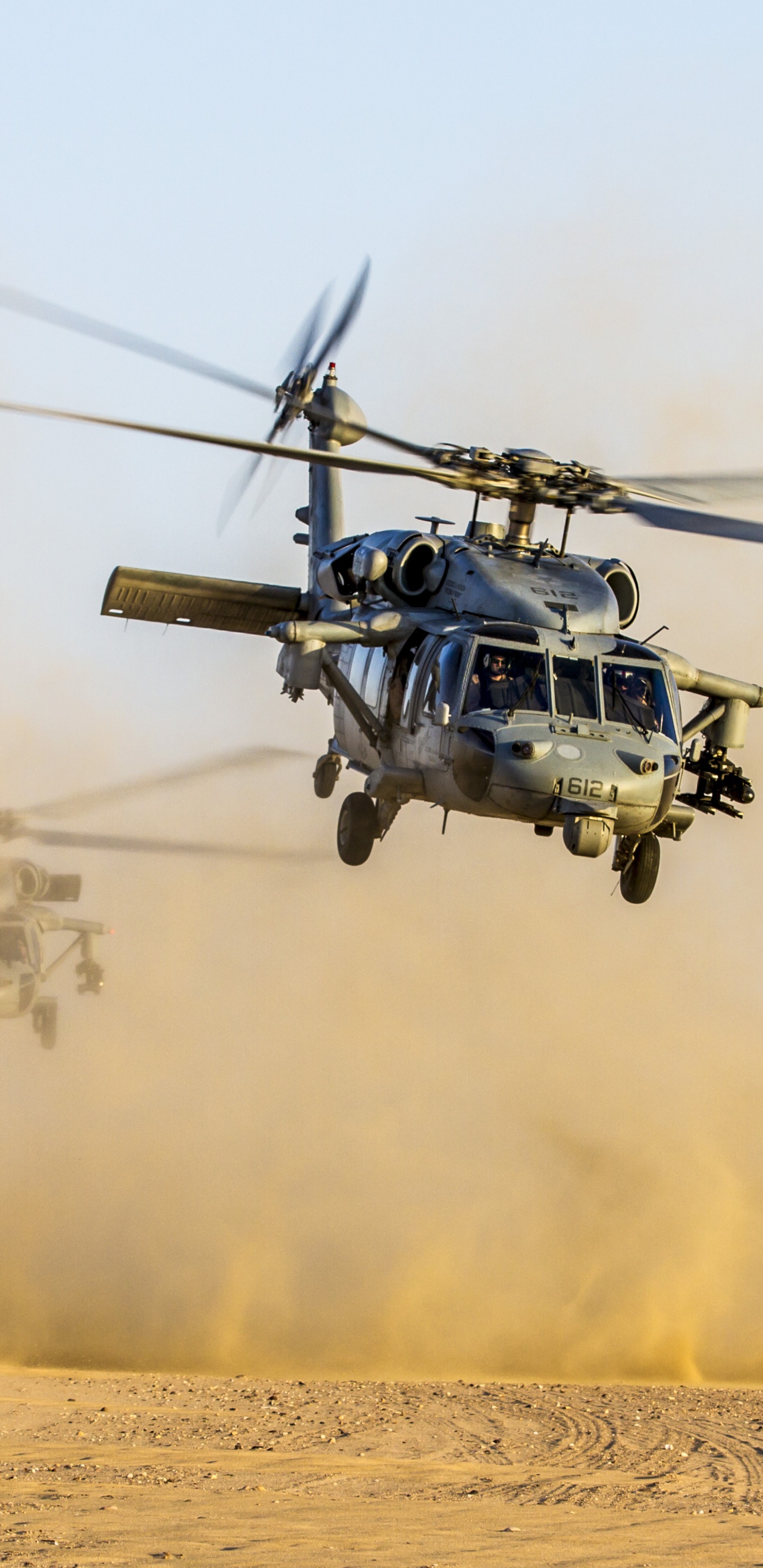 Schwarzer Hubschrauber, Der Tagsüber Über Den Wolken Fliegt. Wallpaper in 1440x2960 Resolution