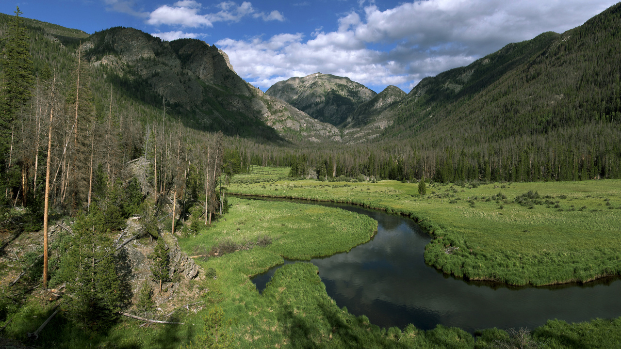 Grüne Wiese in Der Nähe Von See Und Bergen Unter Blauem Himmel Tagsüber. Wallpaper in 1280x720 Resolution