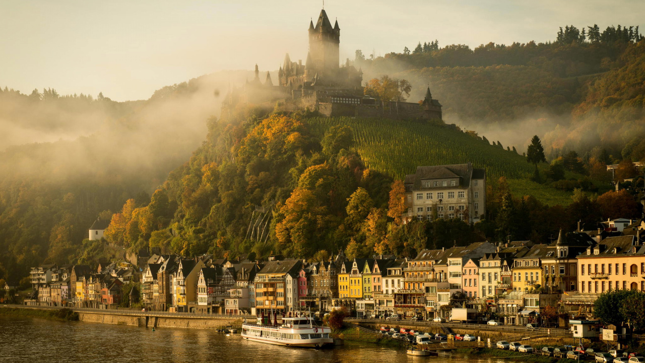Bâtiment en Béton Blanc et Marron Près D'arbres Verts et D'un Plan D'eau Pendant la Journée. Wallpaper in 1280x720 Resolution