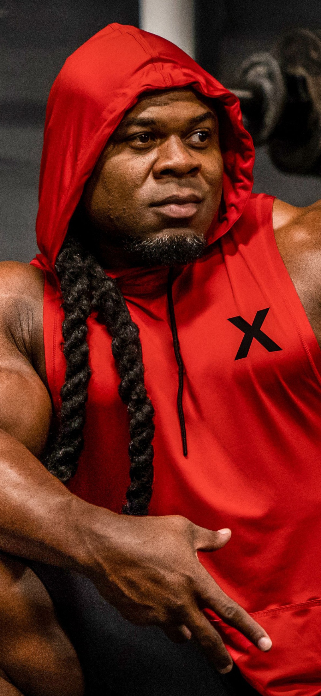 Homme en Débardeur Rouge et Bonnet en Tricot Bleu. Wallpaper in 1125x2436 Resolution