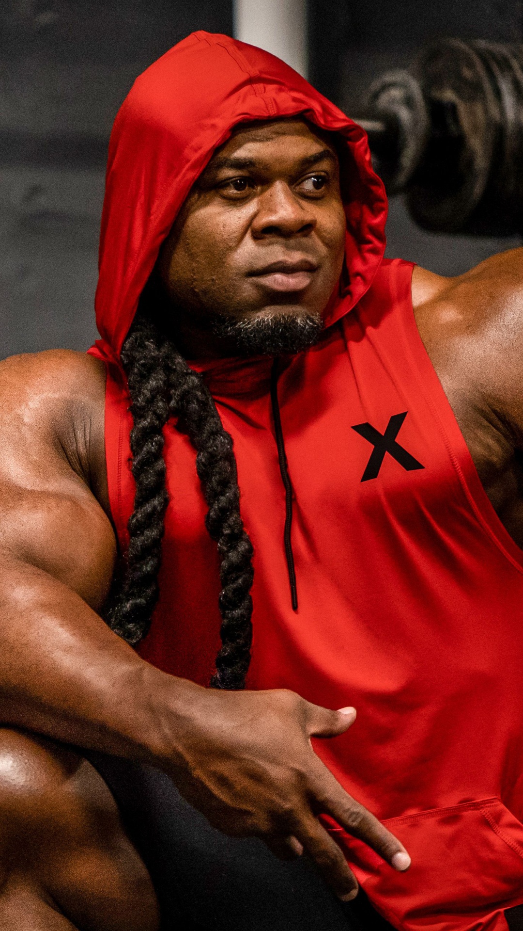 Mann in Rotem Tanktop Und Blauer Strickmütze. Wallpaper in 1080x1920 Resolution