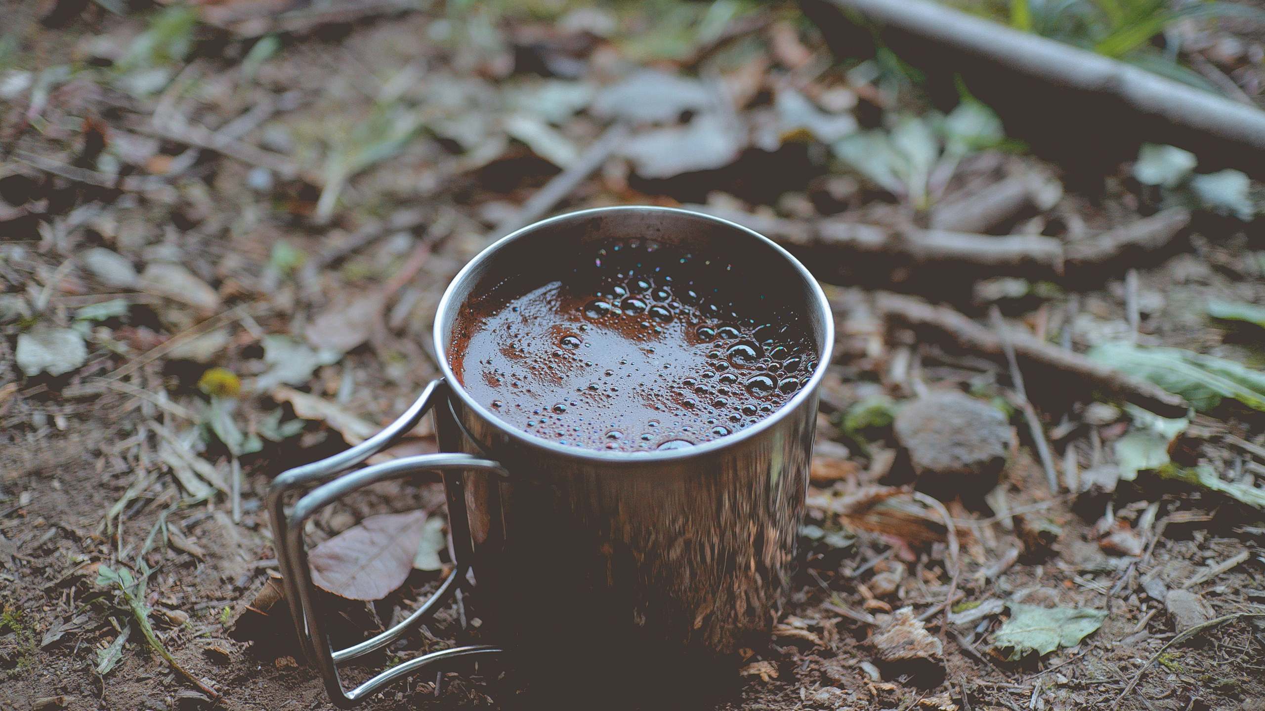 Seau en Bois Marron Avec Liquide Blanc. Wallpaper in 2560x1440 Resolution