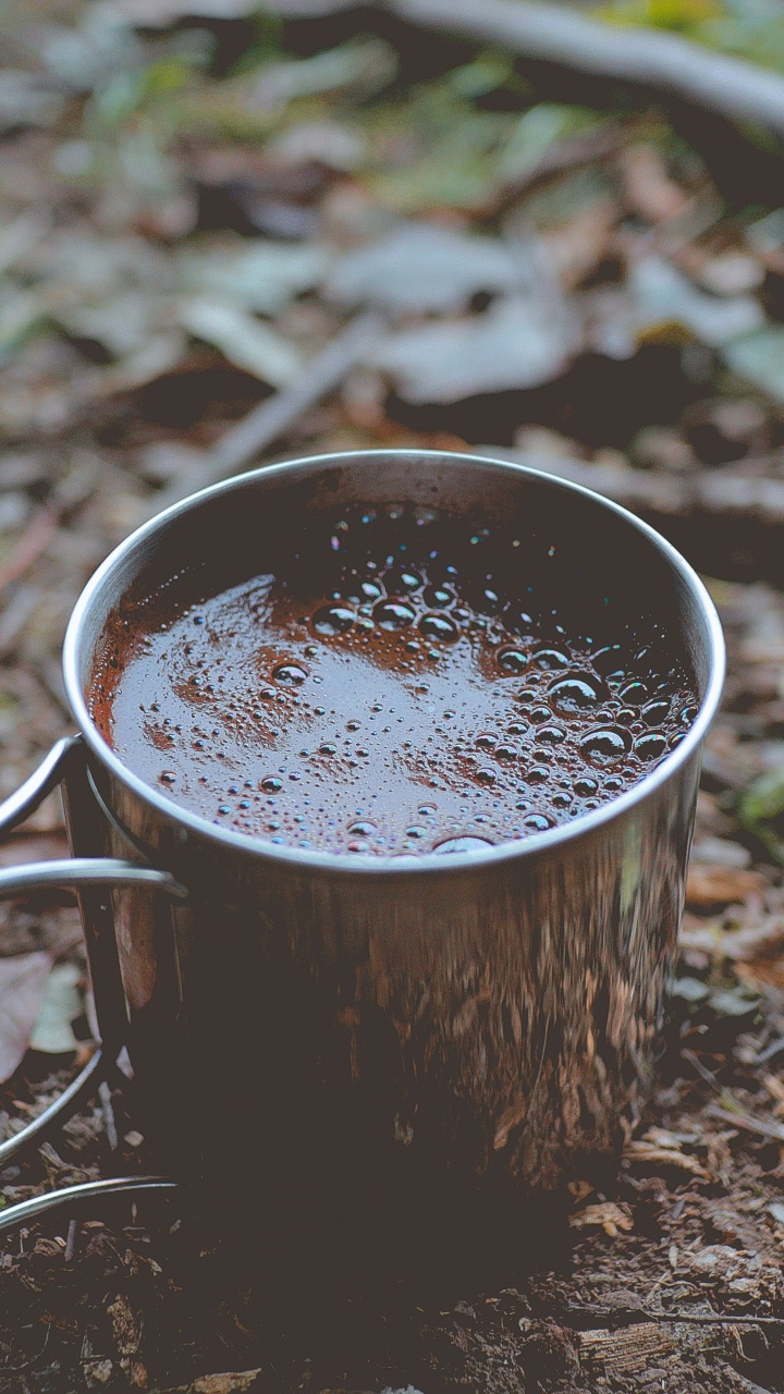 Seau en Bois Marron Avec Liquide Blanc. Wallpaper in 720x1280 Resolution