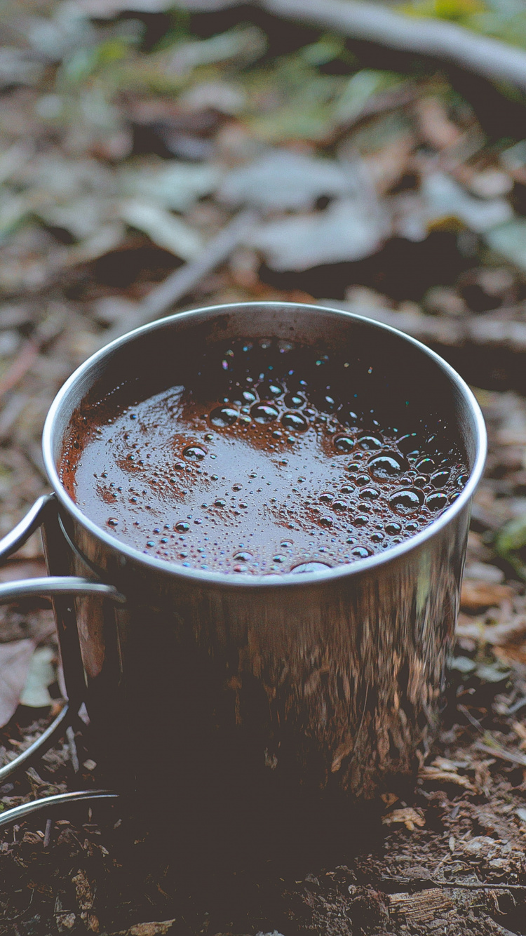 Seau en Bois Marron Avec Liquide Blanc. Wallpaper in 750x1334 Resolution