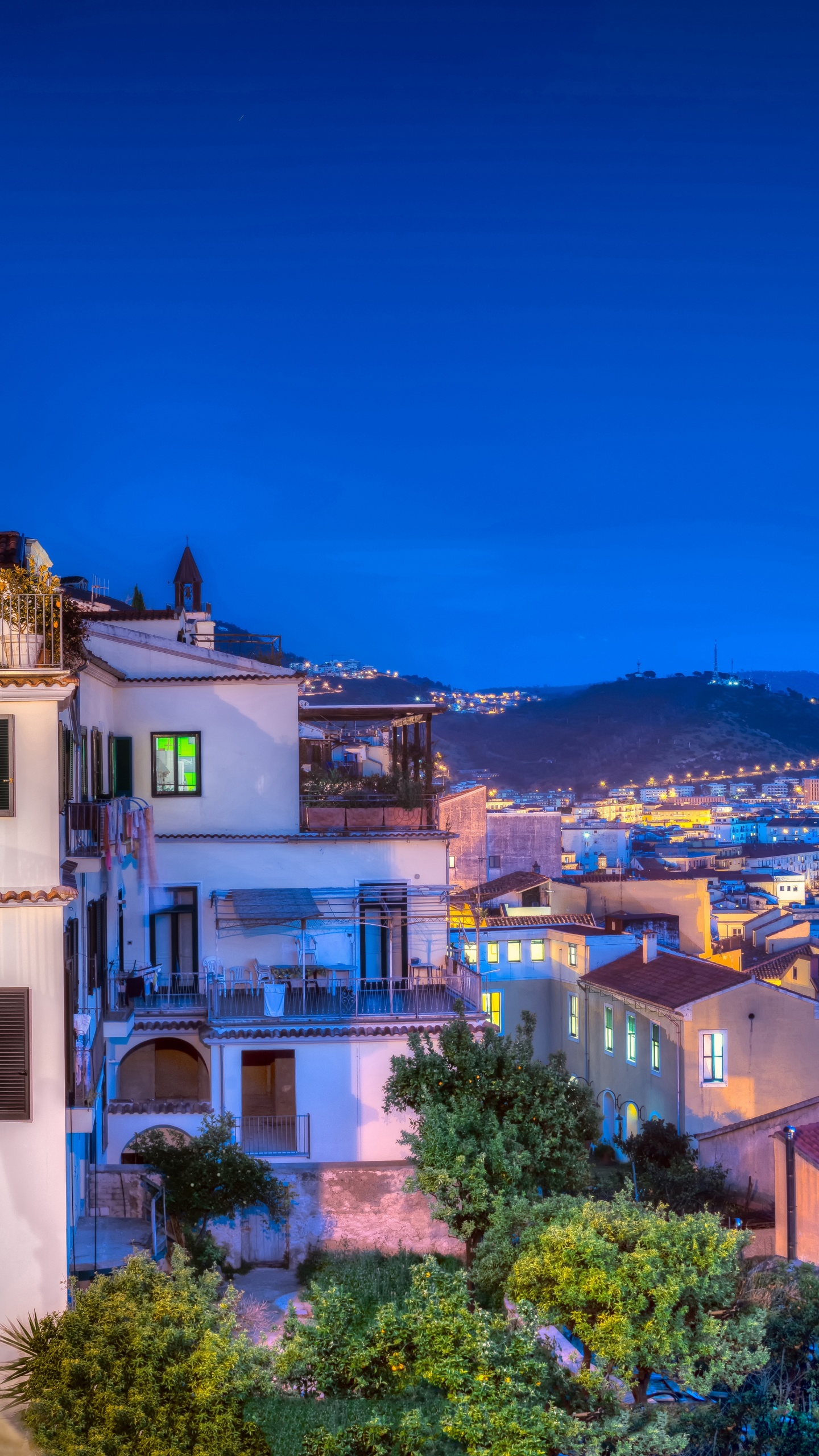 Bâtiment en Béton Blanc et Marron. Wallpaper in 1440x2560 Resolution