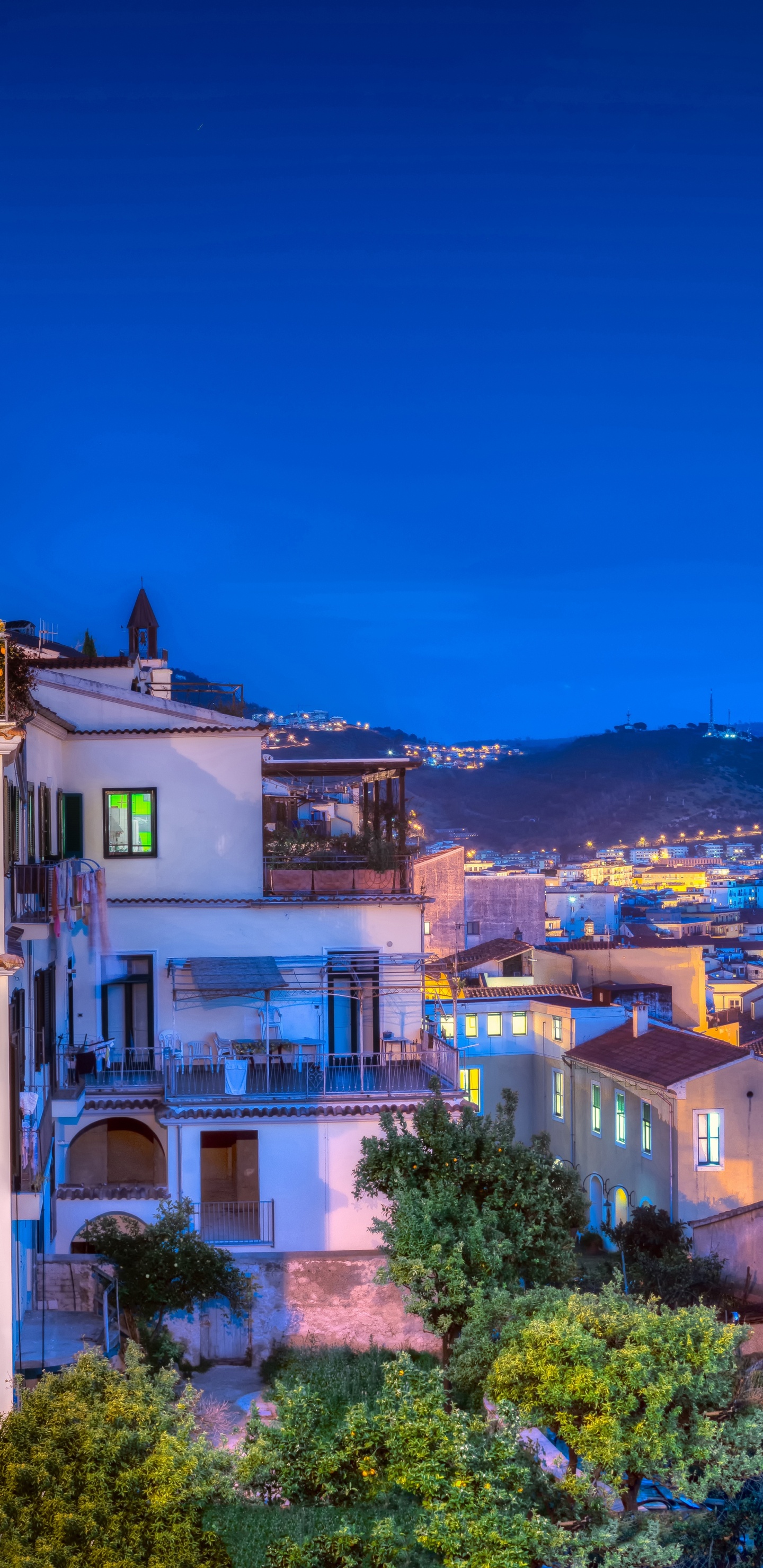 Bâtiment en Béton Blanc et Marron. Wallpaper in 1440x2960 Resolution