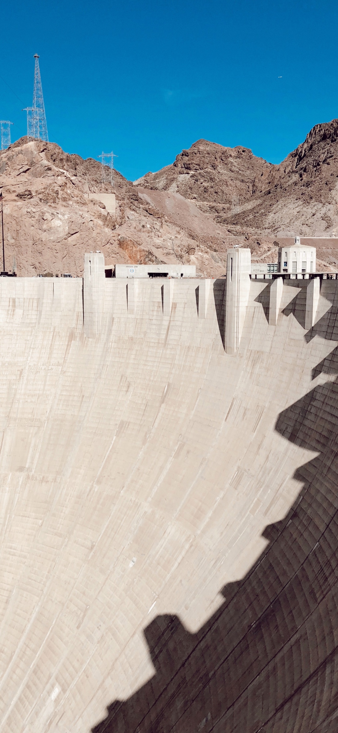 Hoover Dam, Tourist Attraction, Mountain Range, Mountain, Landmark. Wallpaper in 1125x2436 Resolution