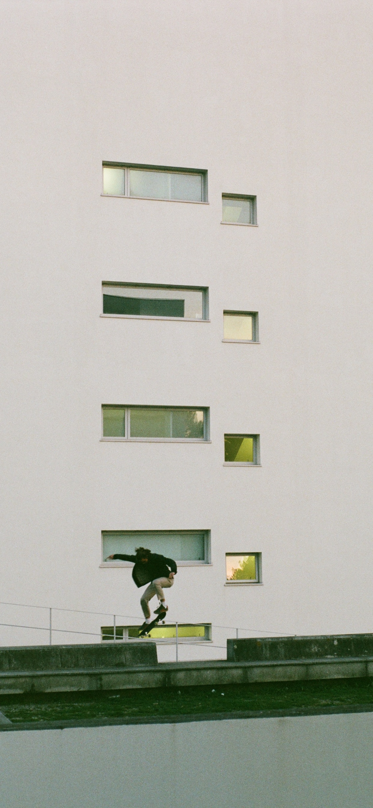 Homme en Veste Noire et Pantalon Debout Sur Une Clôture en Métal Noir. Wallpaper in 1242x2688 Resolution