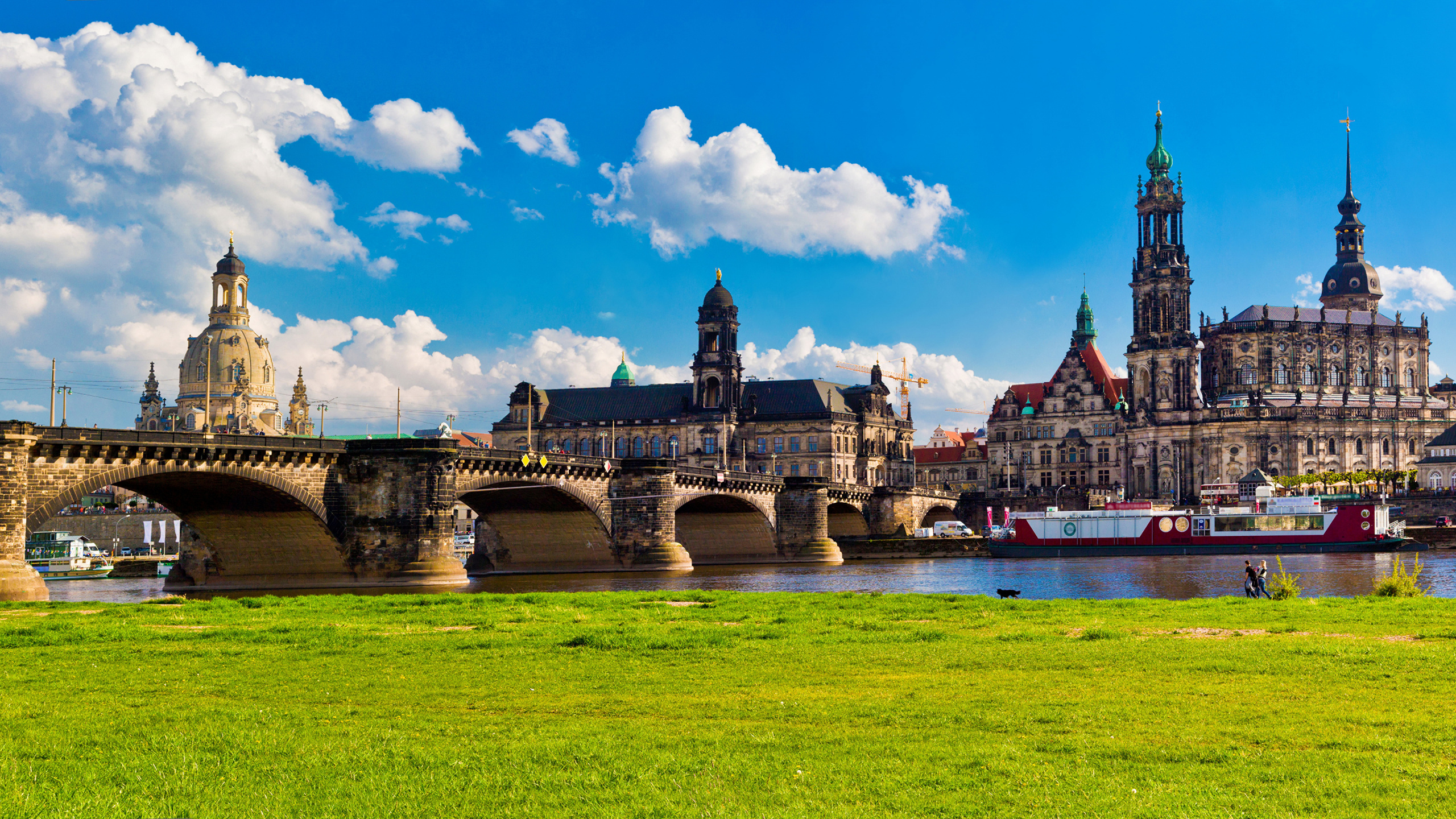 Brown Concrete Bridge Over River Under Blue Sky During Daytime. Wallpaper in 2560x1440 Resolution