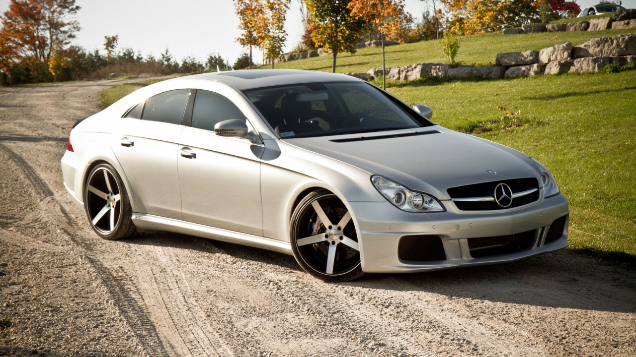 Silver Mercedes Benz Coupe en la Carretera Durante el Día. Wallpaper in 1280x720 Resolution