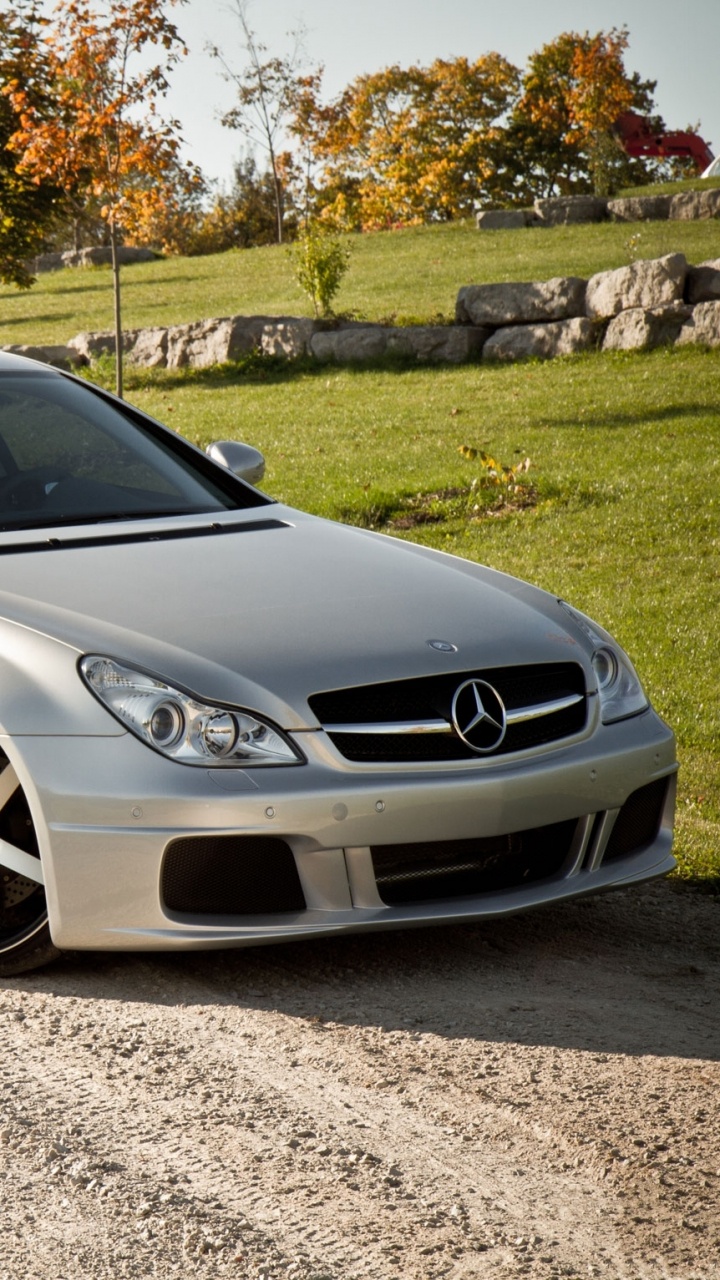 Silver Mercedes Benz Coupé Sur Route Pendant la Journée. Wallpaper in 720x1280 Resolution