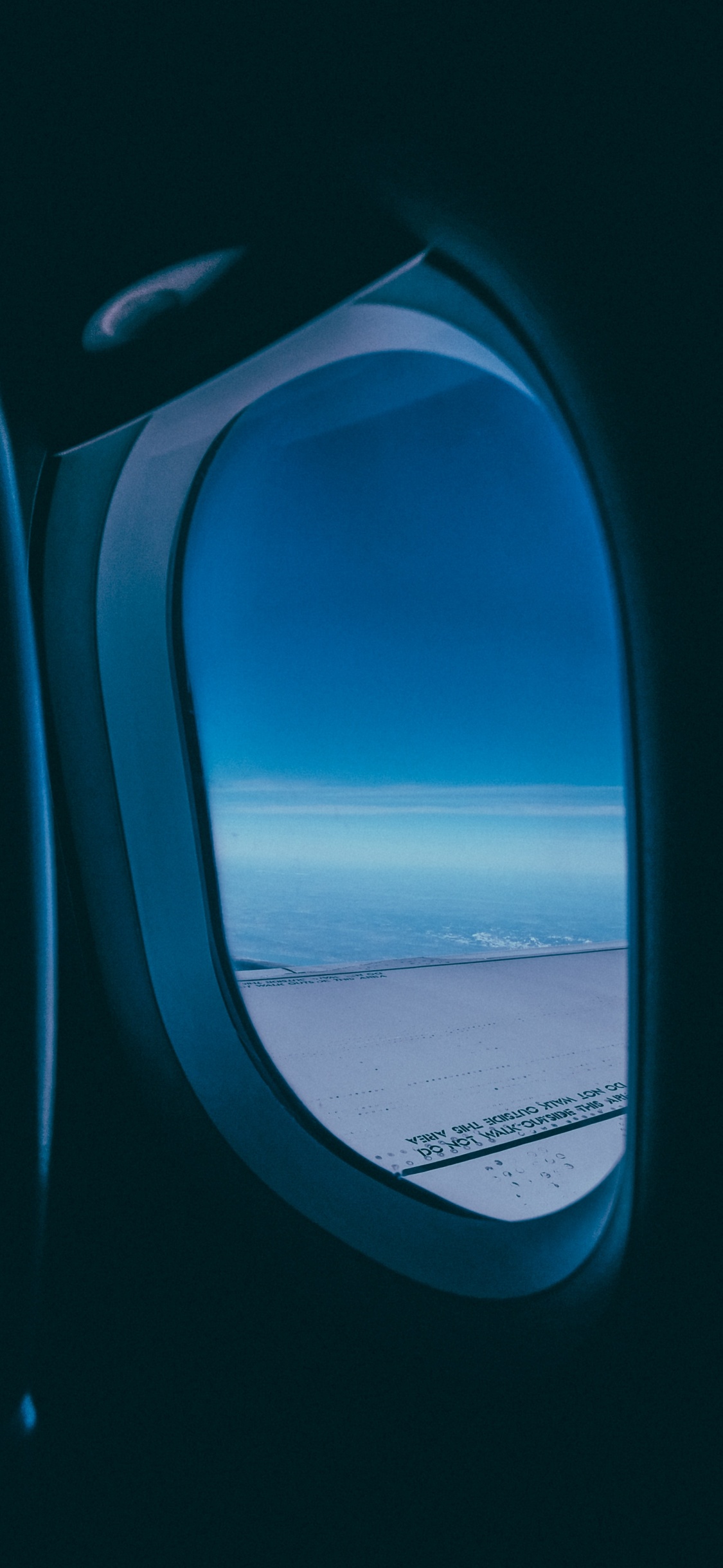 Flugzeugfenster Mit Blick Auf Weiße Wolken Tagsüber. Wallpaper in 1125x2436 Resolution