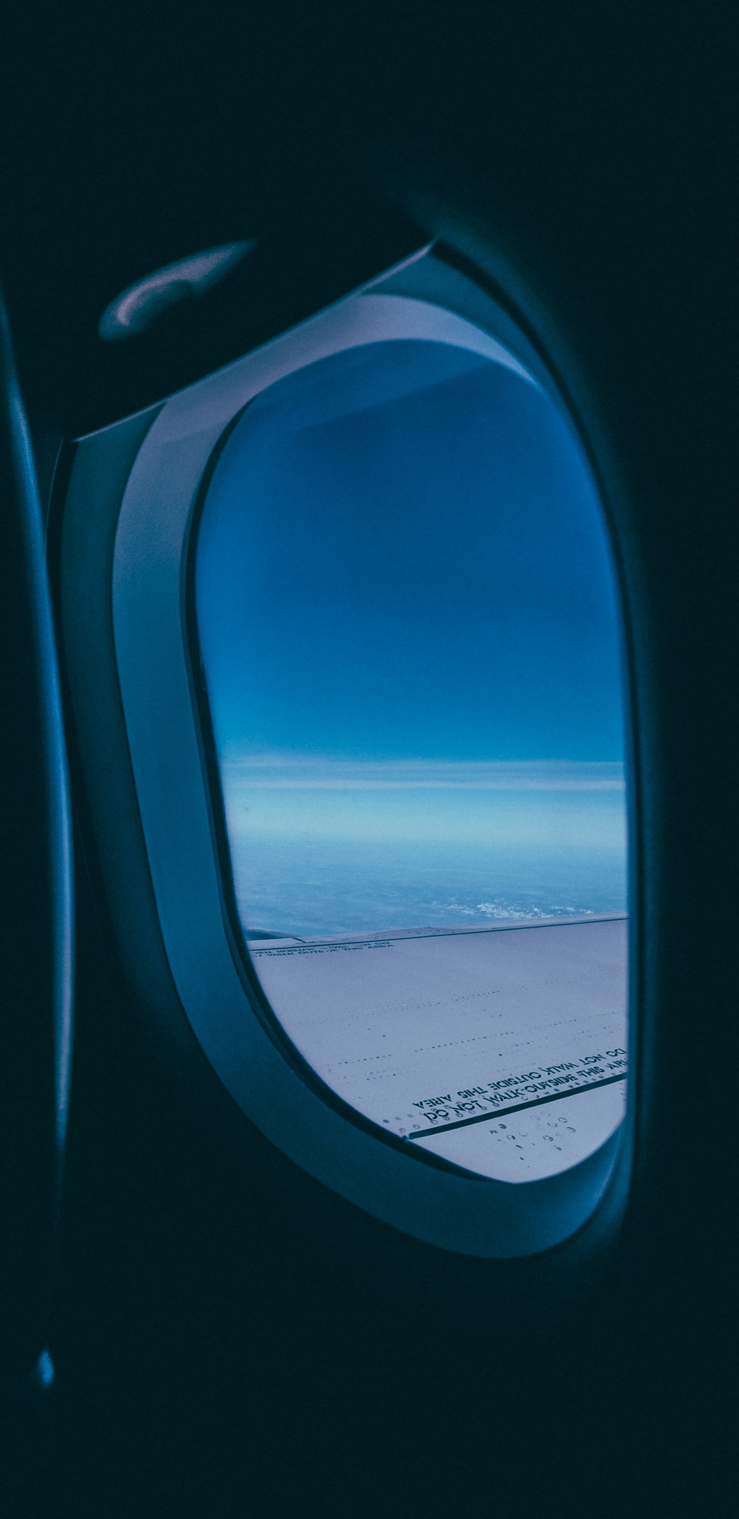 Flugzeugfenster Mit Blick Auf Weiße Wolken Tagsüber. Wallpaper in 1440x2960 Resolution