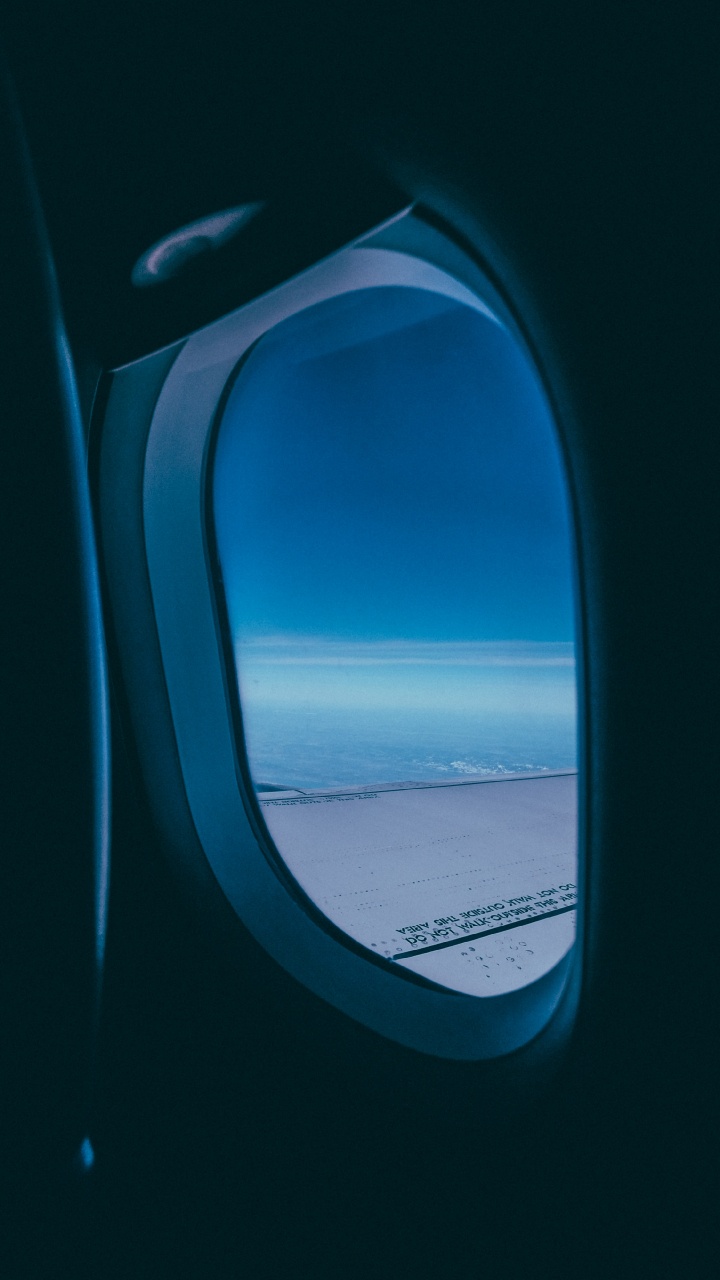 Flugzeugfenster Mit Blick Auf Weiße Wolken Tagsüber. Wallpaper in 720x1280 Resolution