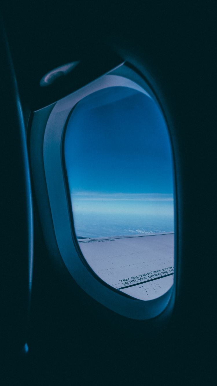 Flugzeugfenster Mit Blick Auf Weiße Wolken Tagsüber. Wallpaper in 750x1334 Resolution