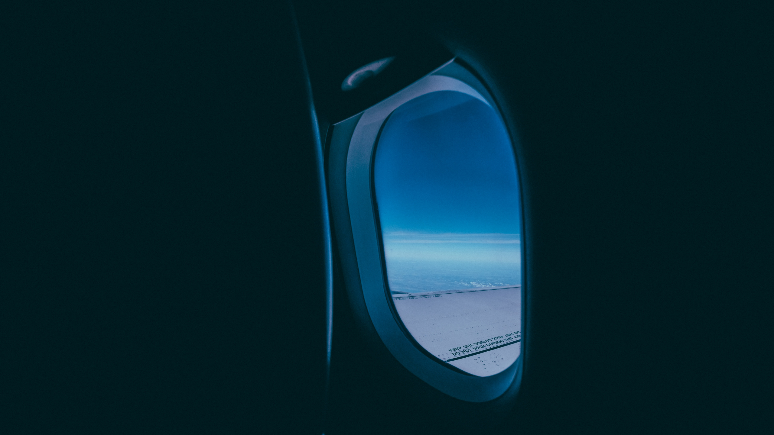 Vue de la Fenêtre de L'avion Sur Les Nuages Blancs Pendant la Journée. Wallpaper in 2560x1440 Resolution