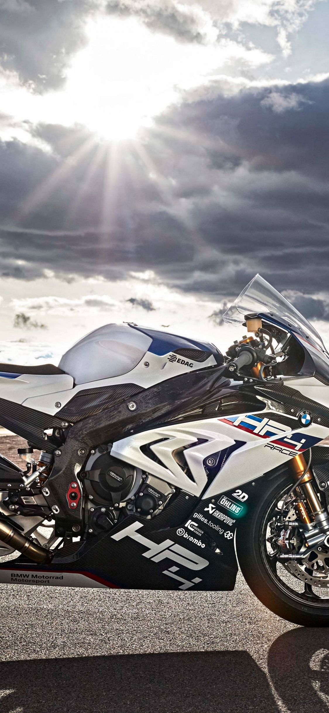 Vélo de Sport Noir et Blanc Sur Route Sous Des Nuages Blancs et un Ciel Bleu Pendant la Journée. Wallpaper in 1125x2436 Resolution