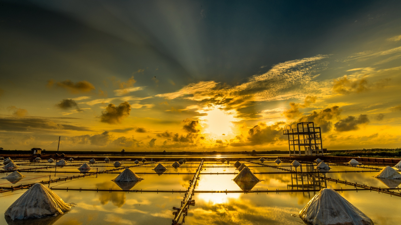 Barco Azul y Blanco en el Mar Durante la Puesta de Sol. Wallpaper in 1366x768 Resolution