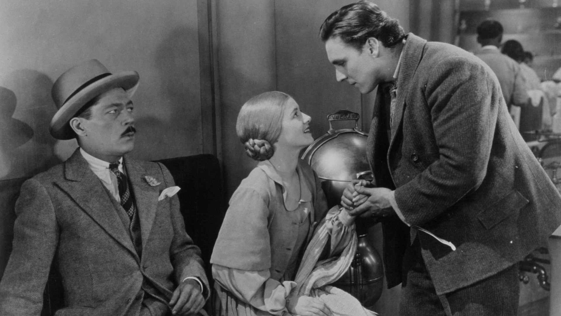 Homme en Veste de Costume Noir Assis à Côté D'une Femme en Robe Grise. Wallpaper in 1920x1080 Resolution