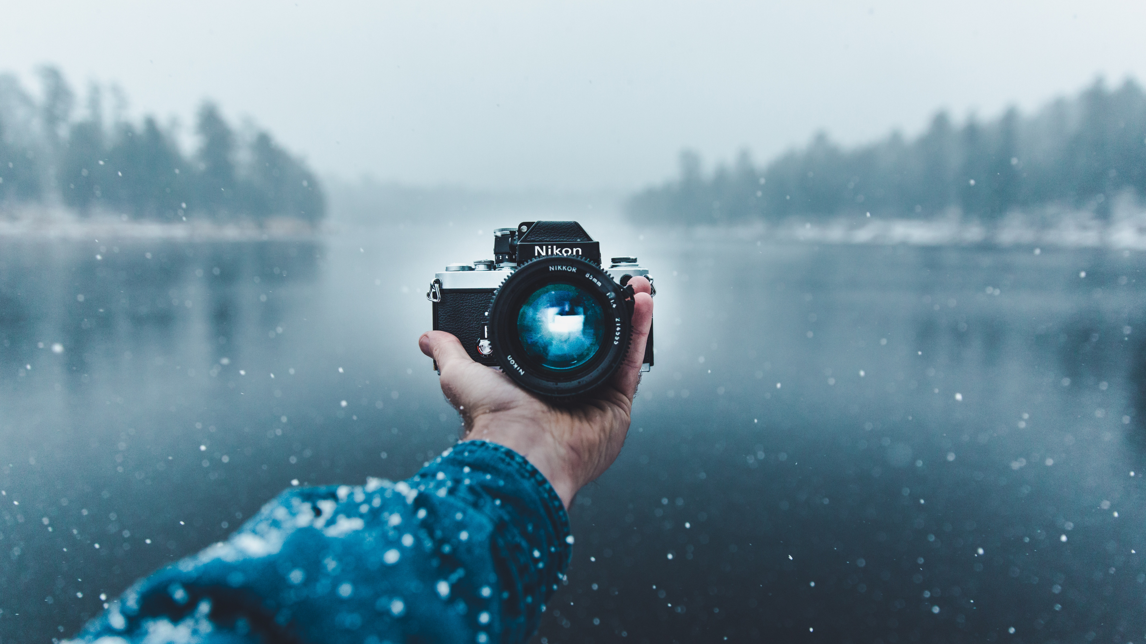 Person Mit Schwarzer DSLR-Kamera. Wallpaper in 3840x2160 Resolution