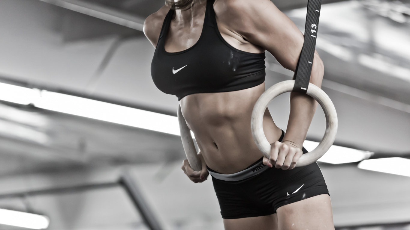 Femme en Soutien-gorge de Sport Noir et Short Noir Tenant Une Barre en Acier Blanc. Wallpaper in 1366x768 Resolution