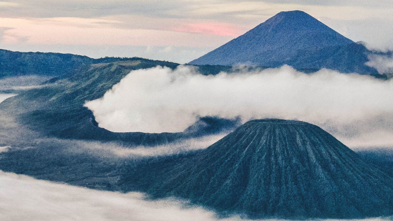 Le Mont Bromo, Highland, Cumulus, Volcan, Horizon. Wallpaper in 1366x768 Resolution