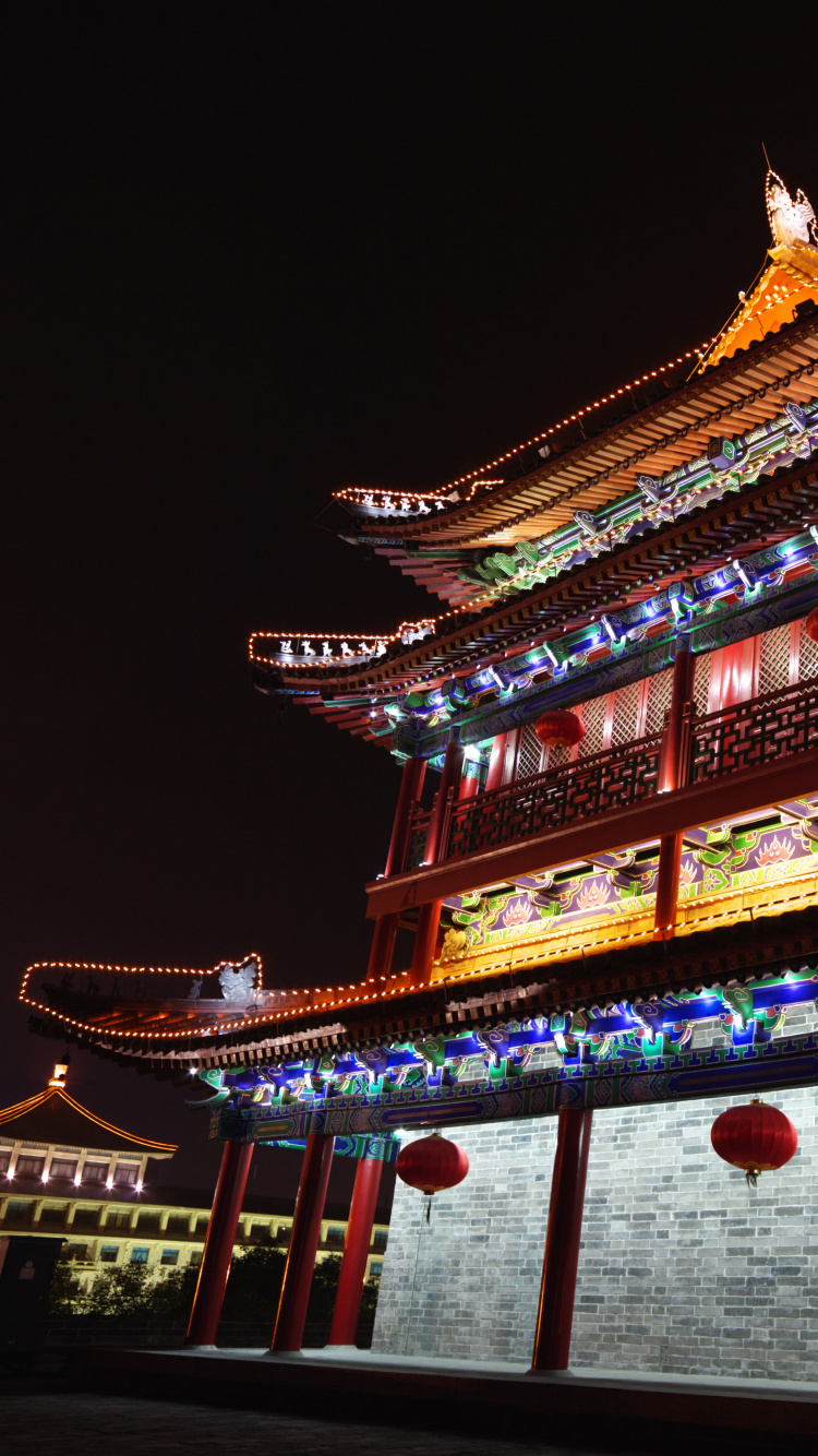 Temple en Bois Marron et Blanc Pendant la Nuit. Wallpaper in 750x1334 Resolution