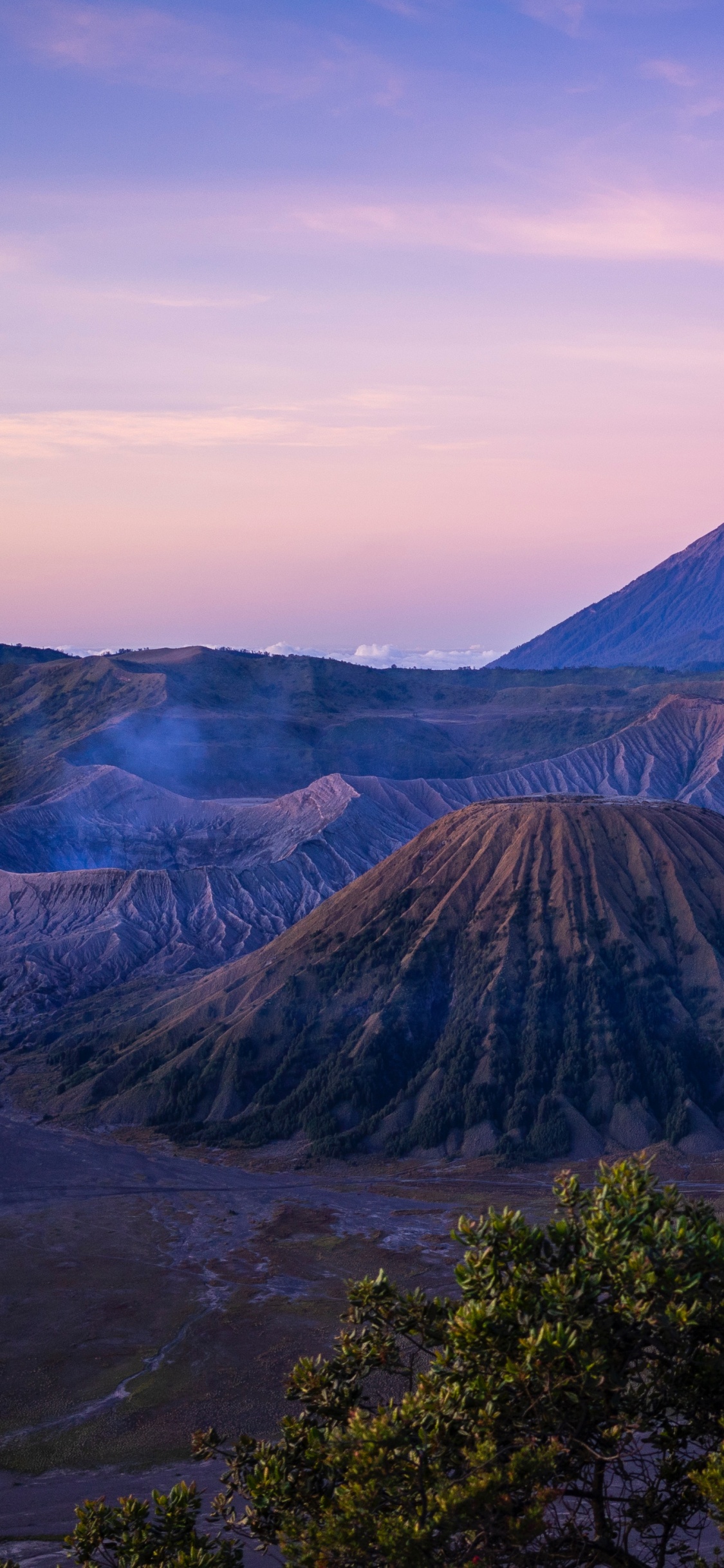 Montagne Brune Sous Des Nuages Blancs Pendant la Journée. Wallpaper in 1125x2436 Resolution