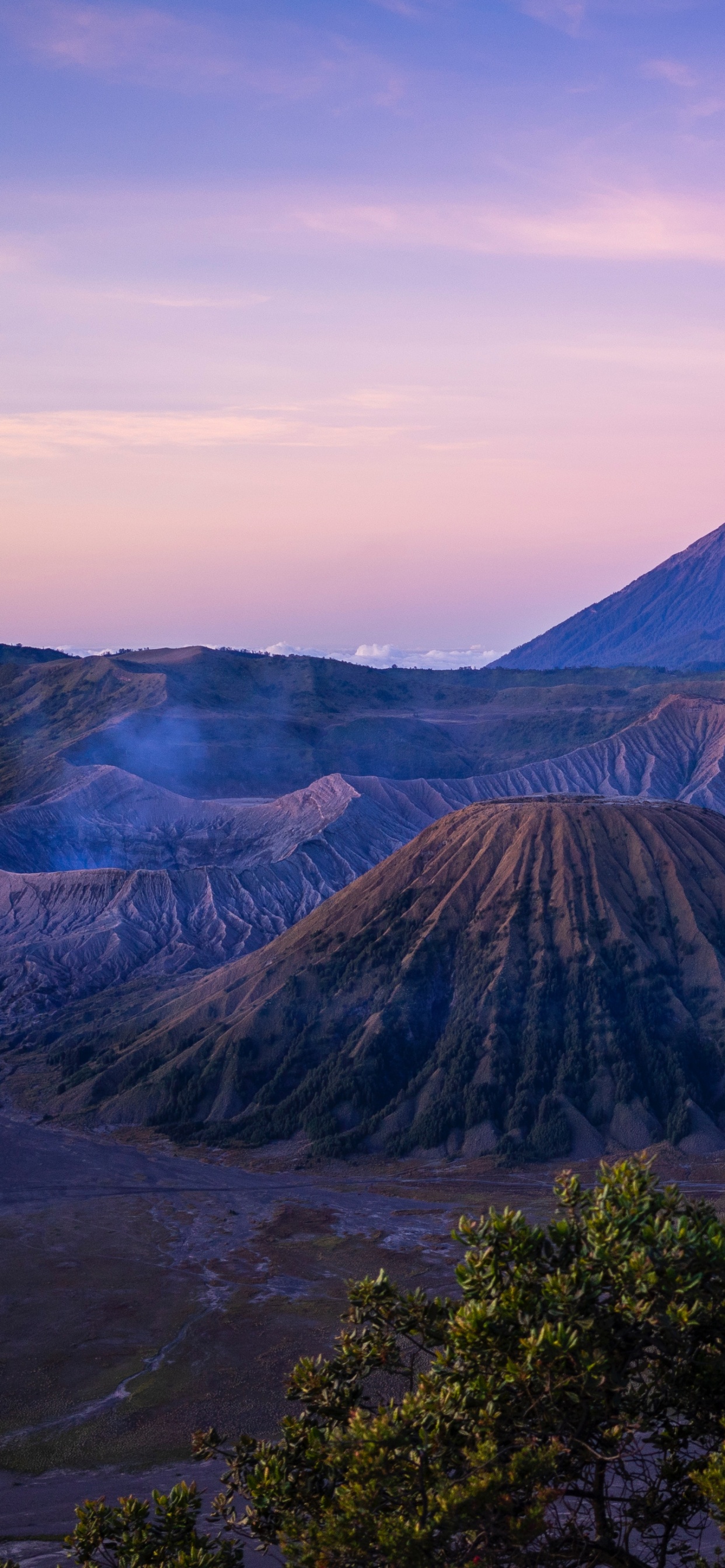 Montagne Brune Sous Des Nuages Blancs Pendant la Journée. Wallpaper in 1242x2688 Resolution