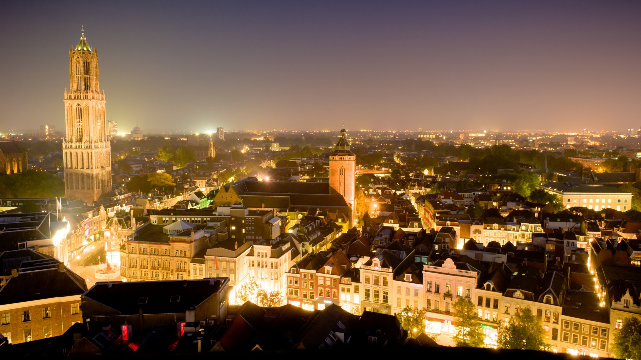 Vue Aérienne de la Ville Pendant la Nuit. Wallpaper in 1280x720 Resolution
