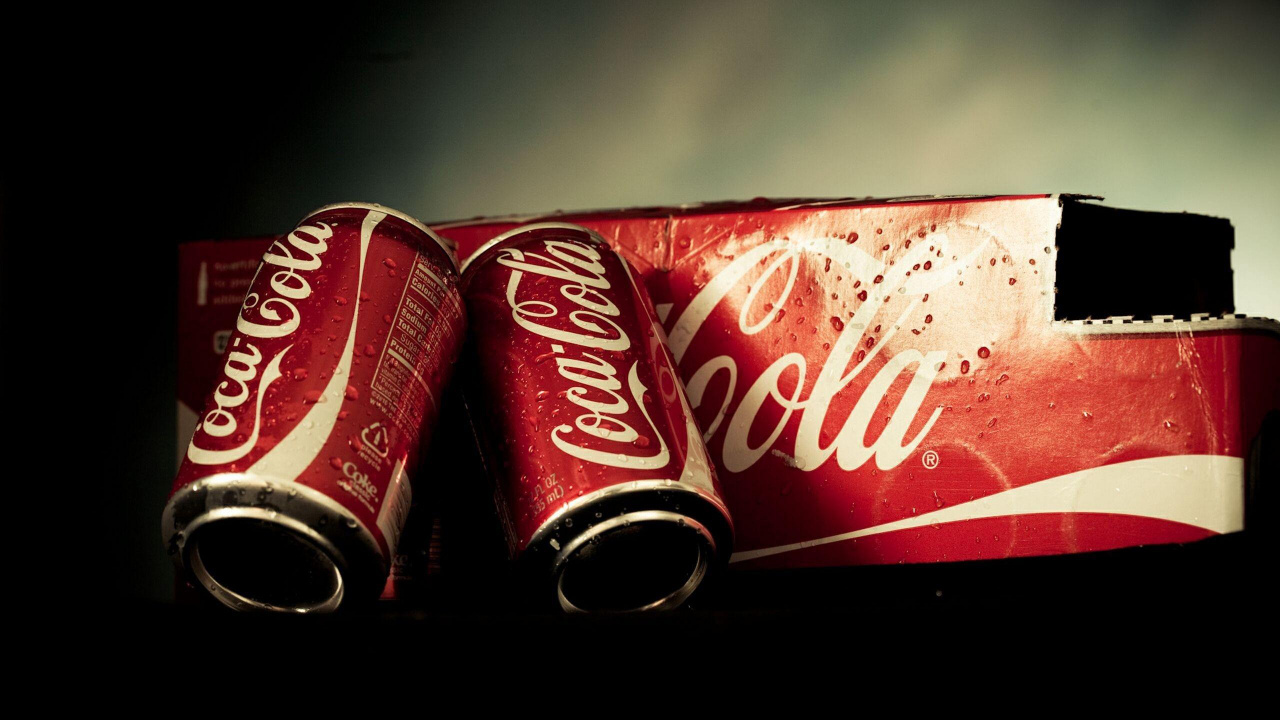 Canette de Cerise de Coca Cola Sur Une Surface Noire. Wallpaper in 1280x720 Resolution