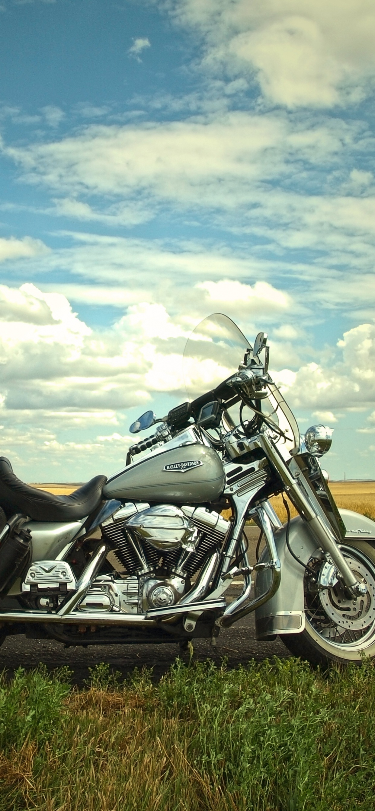 Schwarz-Weiß-Sportfahrrad Auf Braunem Feld Unter Weißen Wolken Und Blauem Himmel Tagsüber. Wallpaper in 1242x2688 Resolution
