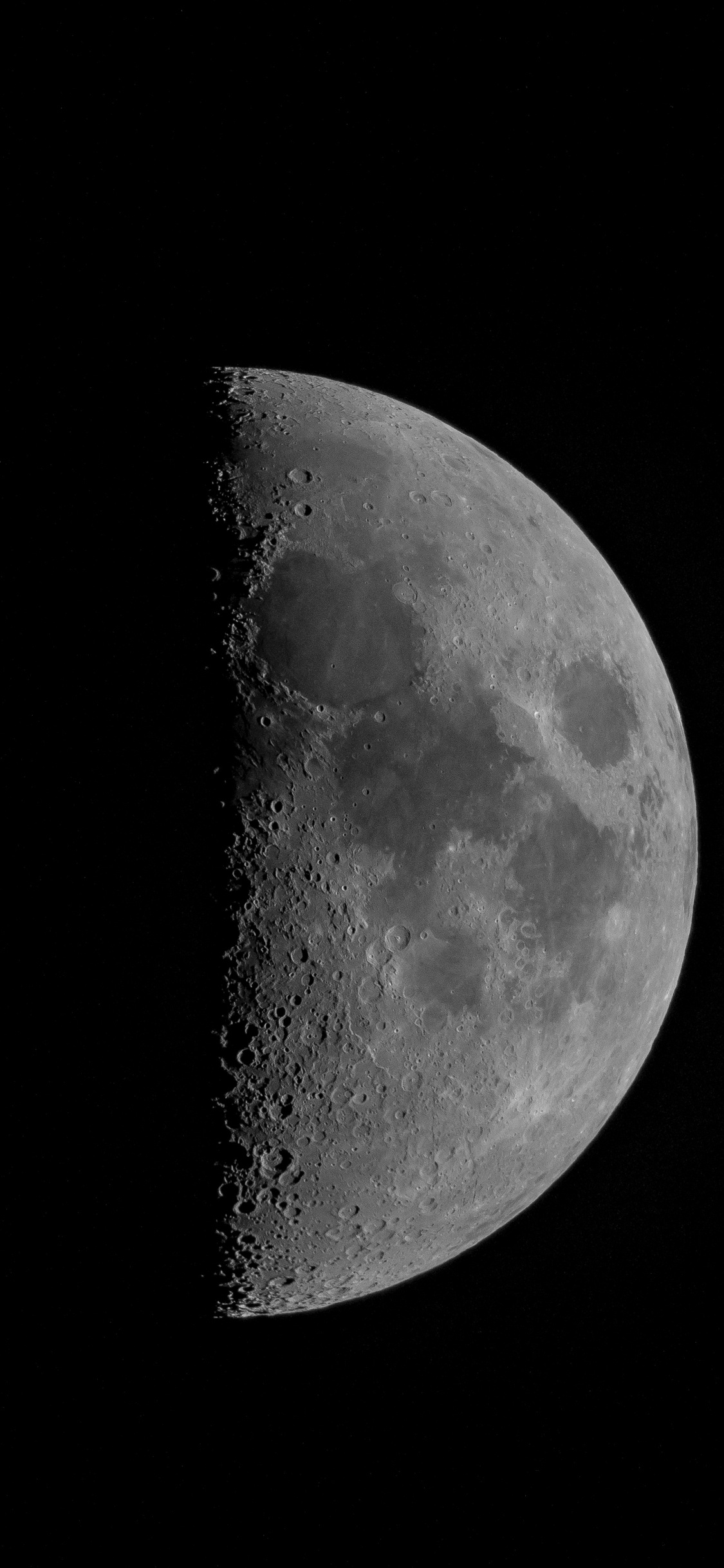 Photo en Niveaux de Gris de la Pleine Lune. Wallpaper in 1125x2436 Resolution