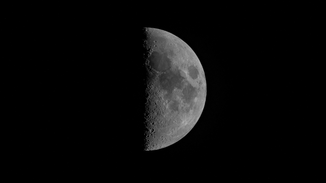 Photo en Niveaux de Gris de la Pleine Lune. Wallpaper in 1366x768 Resolution