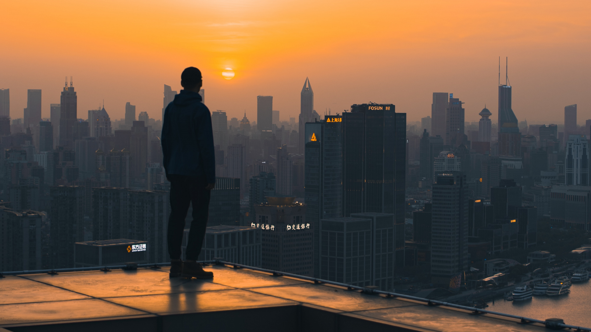 L'homme en Veste Noire Debout au Sommet du Bâtiment Pendant le Coucher du Soleil. Wallpaper in 1920x1080 Resolution