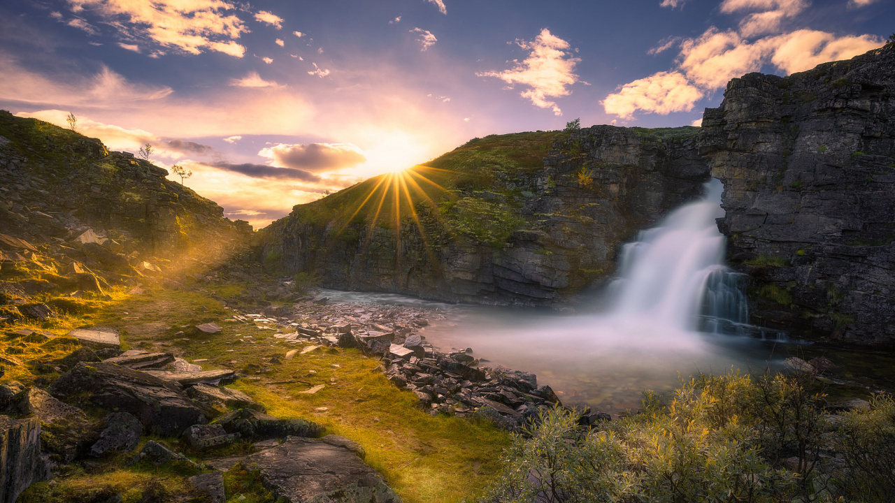 Cascades Sous Ciel Bleu et Nuages Blancs Pendant la Journée. Wallpaper in 1280x720 Resolution