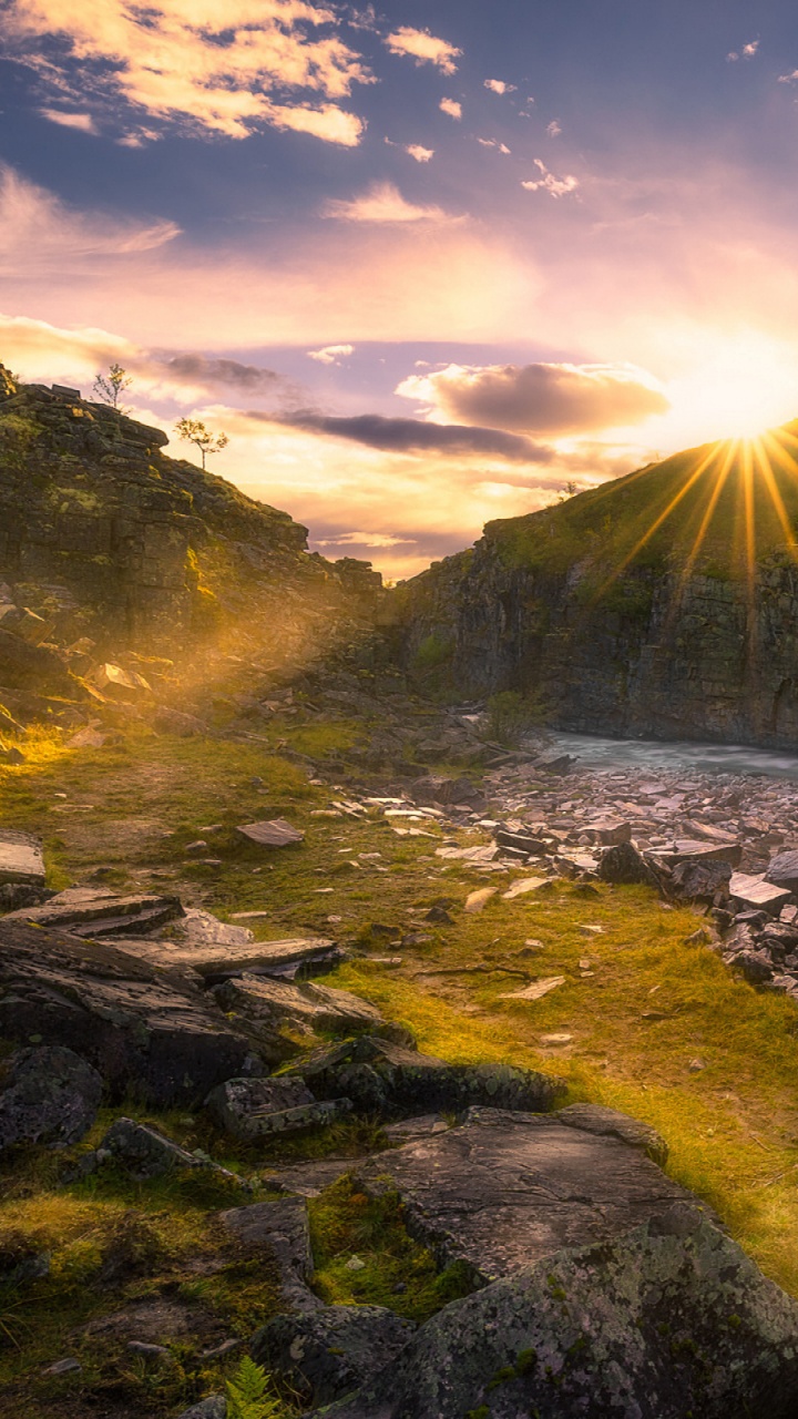 Cascadas Bajo un Cielo Azul y Nubes Blancas Durante el Día. Wallpaper in 720x1280 Resolution