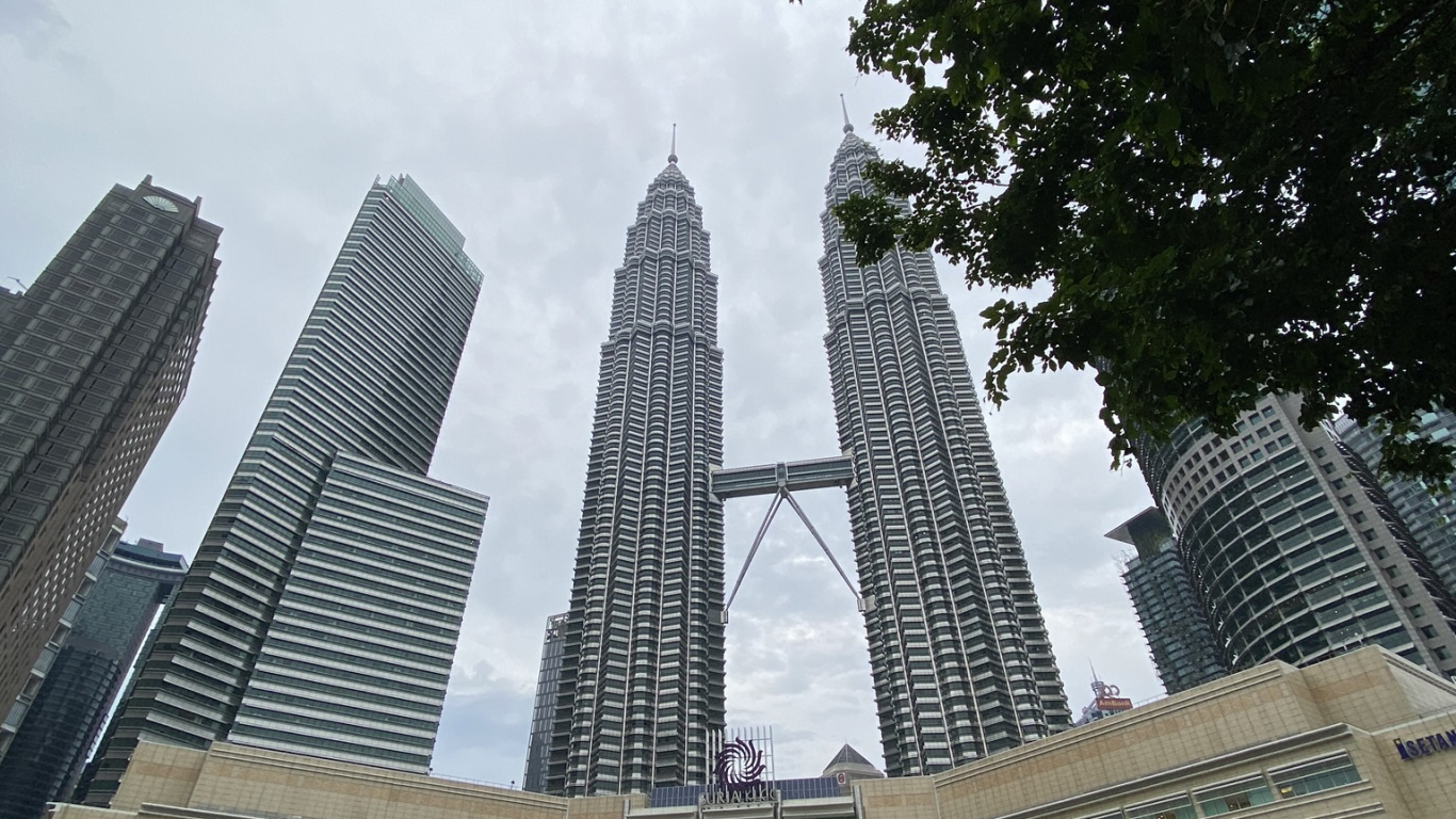 Petronas Towers, Kuala Lumpur, Malaysia, Water, Tower Block. Wallpaper in 1366x768 Resolution