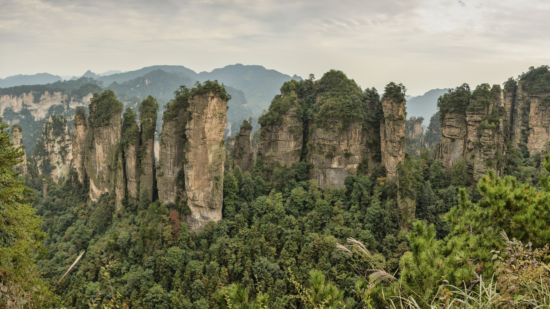 Grüne Bäume in Der Nähe Von Braunem Felsberg Unter Weißen Wolken Tagsüber White. Wallpaper in 1920x1080 Resolution