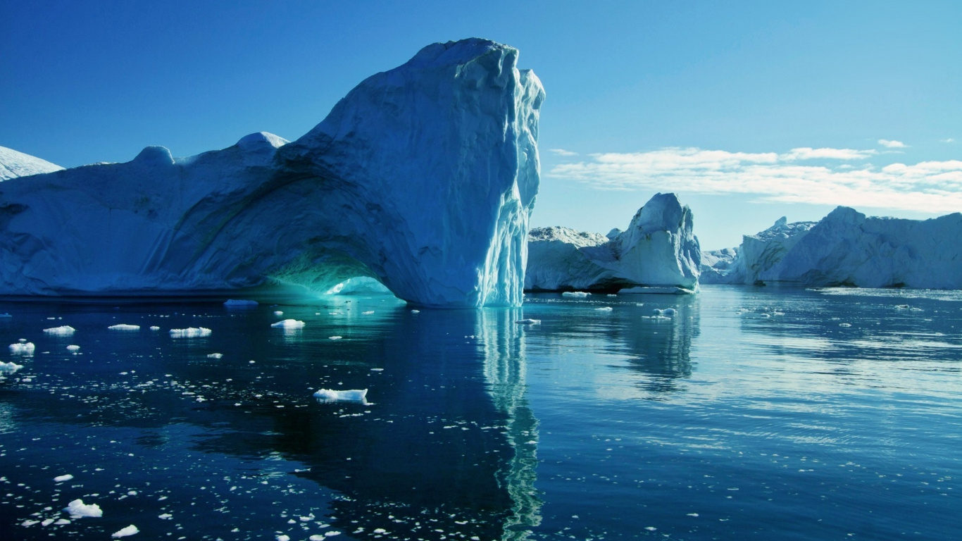 Glace Blanche Sur un Plan D'eau Près de la Montagne Pendant la Journée. Wallpaper in 1366x768 Resolution