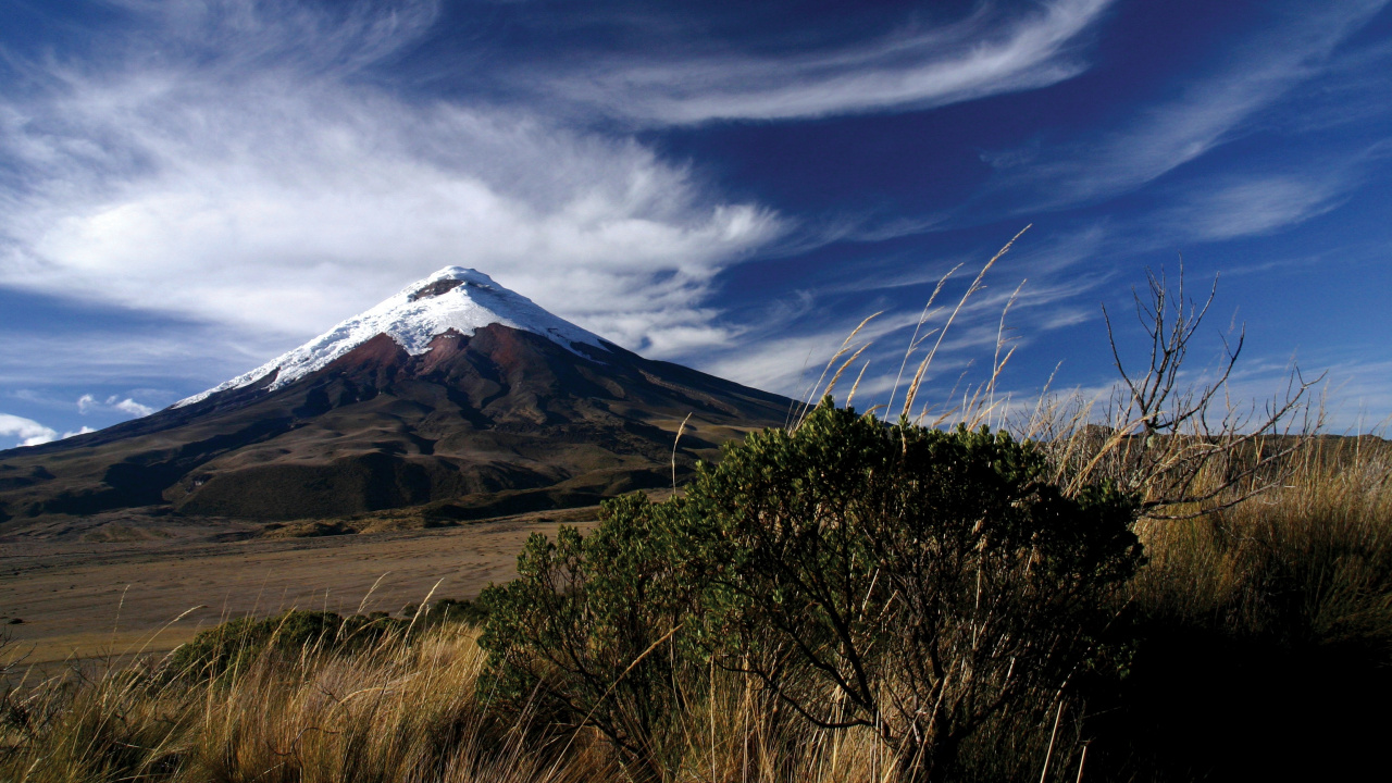 Champ D'herbe Verte Près de la Montagne Sous un Ciel Bleu Pendant la Journée. Wallpaper in 1280x720 Resolution