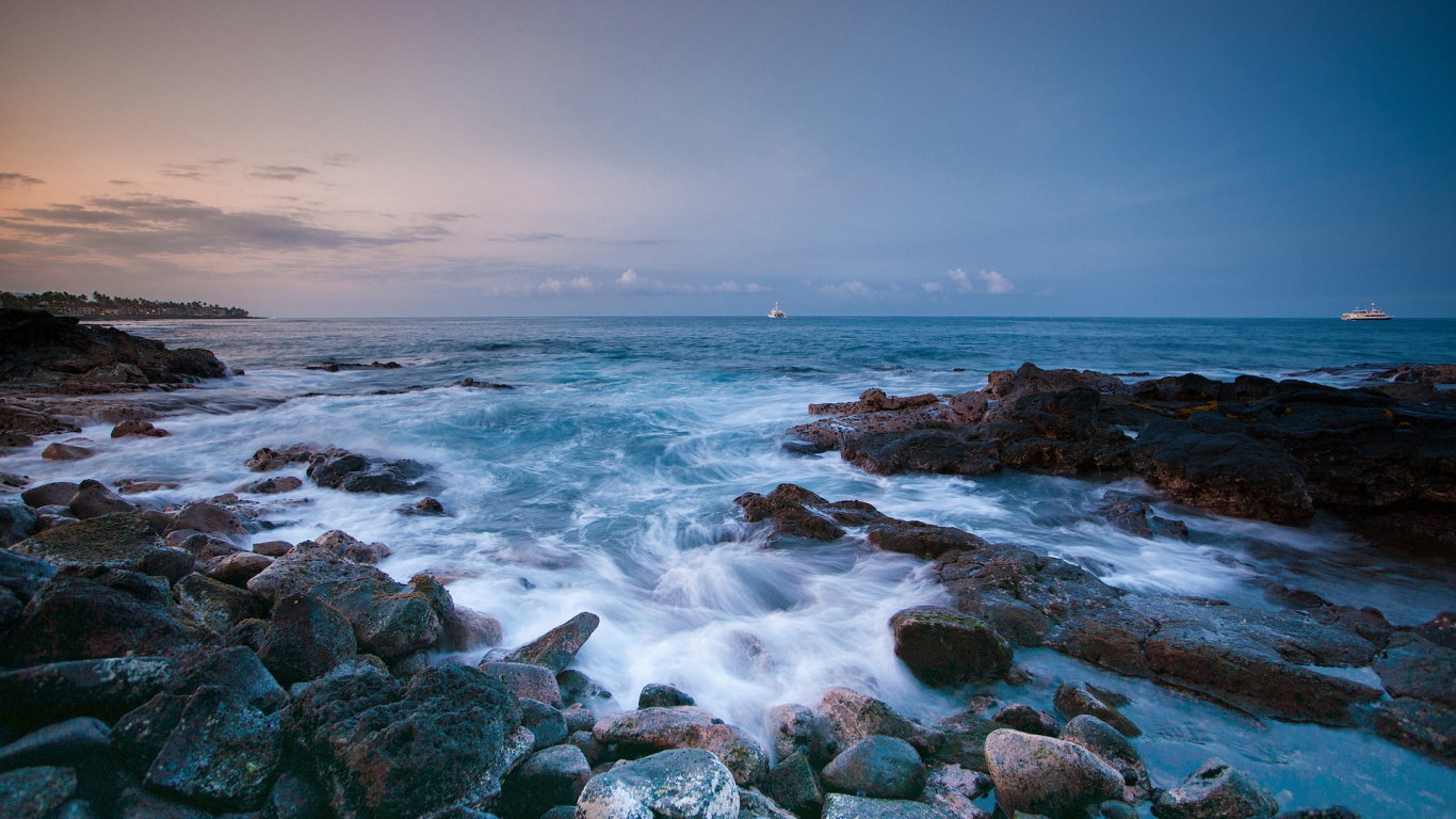 Orilla Rocosa Con Olas Del Mar Rompiendo en la Orilla Durante el Día. Wallpaper in 1366x768 Resolution