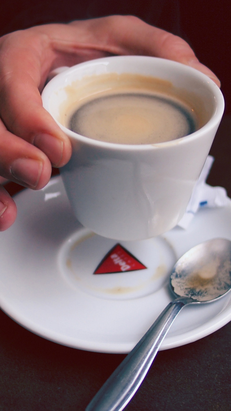 Personne Tenant Une Tasse en Céramique Blanche Avec un Liquide Marron. Wallpaper in 750x1334 Resolution