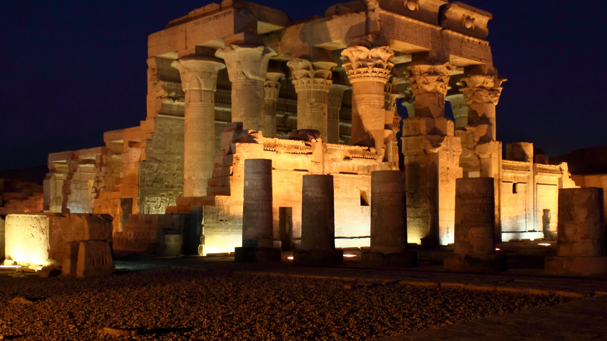 Bâtiment en Béton Brun Pendant la Nuit. Wallpaper in 2560x1440 Resolution