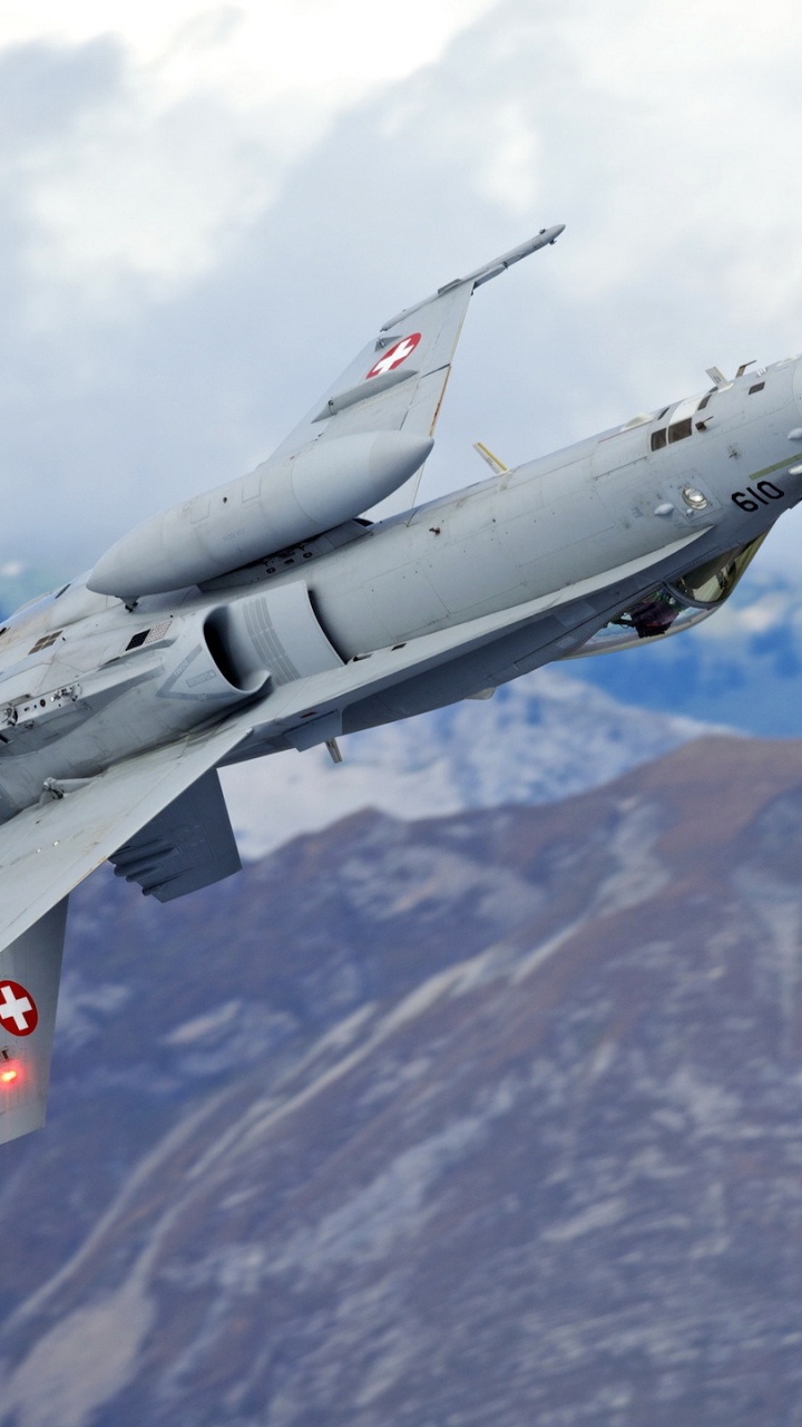 Grauer Kampfjet, Der Tagsüber Über Den Berg Fliegt. Wallpaper in 720x1280 Resolution