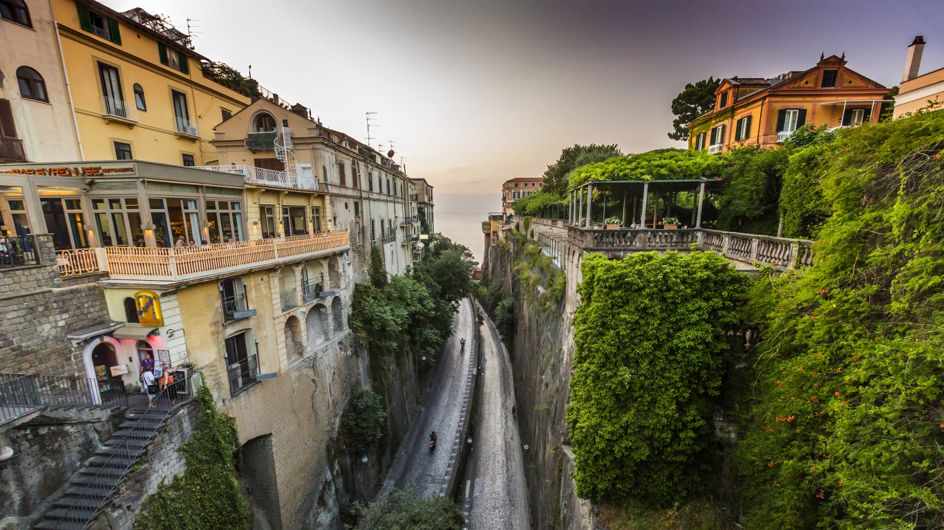 Tagsüber Grüne Bäume in Der Nähe Eines Weißen Betongebäudes. Wallpaper in 1366x768 Resolution